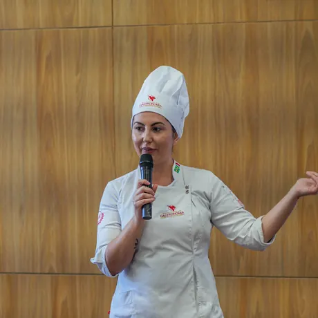 Chef apresentando a programação no auditório