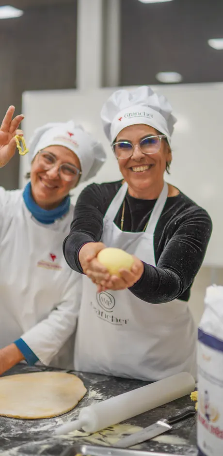 Participantes mostrando a massa que prepararam