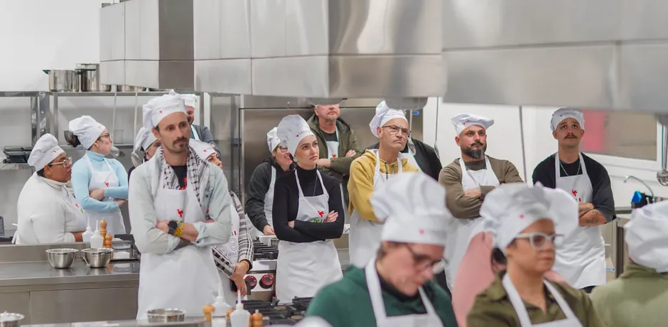 Participantes com o chef na cozinha industrial