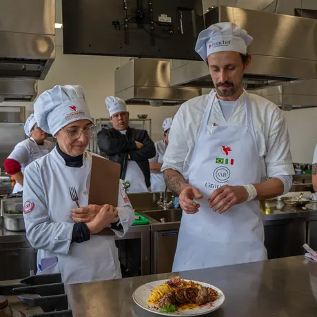 Chefs finalizando um prato